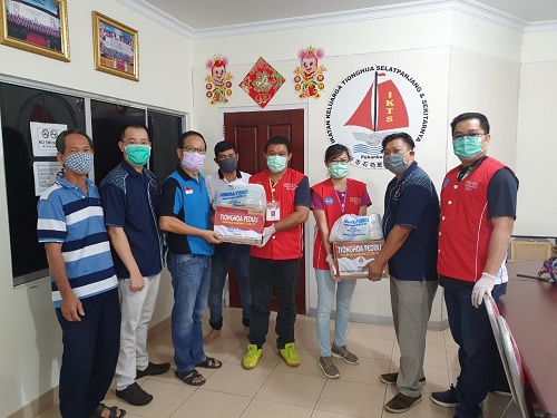 Penyerahan paket sembako dari Tionghoa Peduli Penanggulangan Covid-19 Riau ke IKTS untuk dibagikan kepada masyarakat yang membutuhkan.
